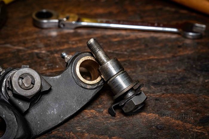 Boccole di The Cyclery; per Biscottini / Forcella Springer; atto per Big Twin, WLC, Servi-Car 1930-1957; ottone rosso; lunghezza: 25.4 mm; Ø est.: 24 mm; Ø int.: 17 mm; rimpiazza OEM HD 45667-30; Germania; peso lordo: 49 g