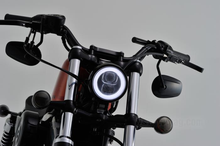Faro completo »Capsule-120« di Daytona; acciaio, nero, verniciato; profondità: 95 mm; Ø 134 mm; tipo di lampadina: LED; 12 V; 22W/22W + 2 W; con inserto faro; con blocchetto di montaggio; con dispositivo luce di posizione; omologato E6; peso lordo: 995 g