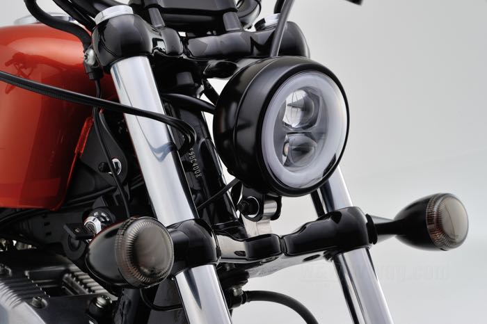 Faro completo »Capsule-120« di Daytona; acciaio, nero, verniciato; profondità: 95 mm; Ø 134 mm; tipo di lampadina: LED; 12 V; 22W/22W + 2 W; con inserto faro; con blocchetto di montaggio; con dispositivo luce di posizione; omologato E6; peso lordo: 995 g