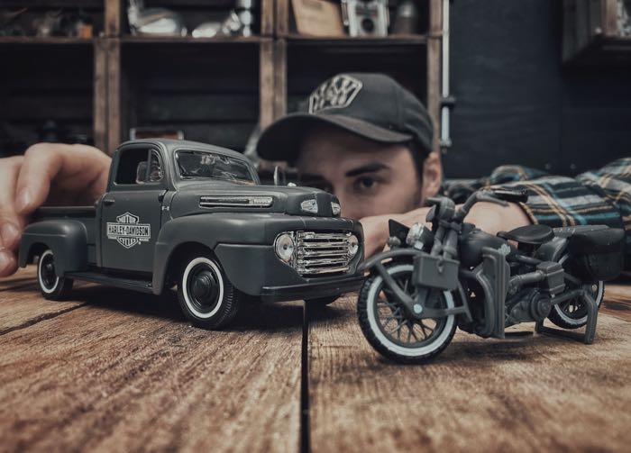 Scale model »Ford 1948 F-1 Pickup/1942 WLA« by Maisto International, Inc.; plastic, grey / white; 1:24; gross weight: 520 g