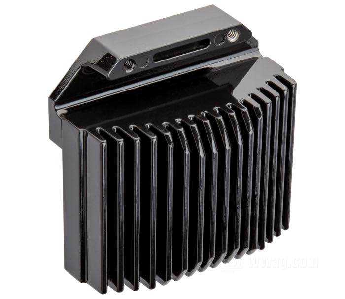 Regulatore/Raddrizzatore di Cycle Electric; atto per Touring 2009-2013; da montare nel telaio inssù del radiatore d'olio; alluminio, nero, anodizzato; rimpiazza OEM HD 74505-09; U.S.A.; peso lordo: 1.26 kg