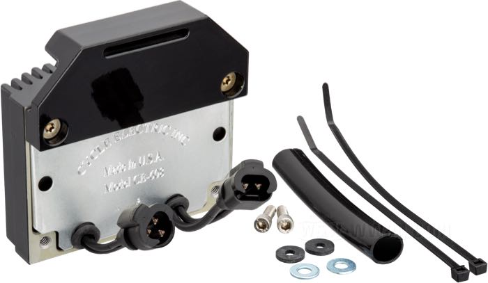 Regulatore/Raddrizzatore di Cycle Electric; atto per Touring 2009-2013; da montare nel telaio inssù del radiatore d'olio; alluminio, nero, anodizzato; rimpiazza OEM HD 74505-09; U.S.A.; peso lordo: 1.26 kg