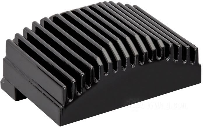 Regulatore/Raddrizzatore di Cycle Electric; atto per Touring 2009-2013; da montare nel telaio inssù del radiatore d'olio; alluminio, nero, anodizzato; rimpiazza OEM HD 74505-09; U.S.A.; peso lordo: 1.26 kg