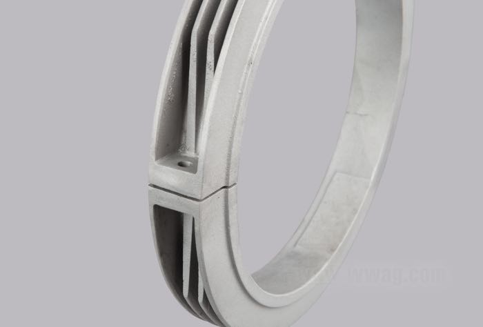 Kühlring von The Cyclery; für Bremstrommel; passend für Knucklehead 1936, Big Twin 1937-1948, Servi-Car 1941-1957, WLC; Aluminiumguss, Guss-Finish; Montageposition: vorne; Außen-Ø: 243 mm; Innen-Ø: 194 mm; Bruttogewicht: 835 g