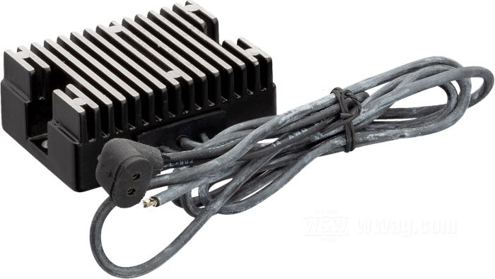 Regulatore/Raddrizzatore »Standard«; atto per Big Twin 1976-1980; alluminio, nero; rimpiazza OEM HD 74512-79A e 74510-75A; peso lordo: 400 g