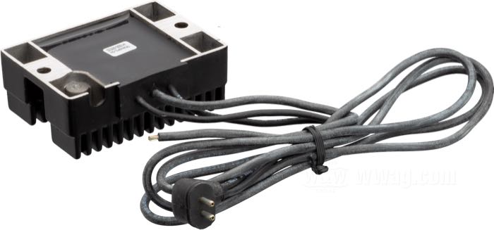 Regulatore/Raddrizzatore »Standard«; atto per Big Twin 1981-1988; alluminio, nero; rimpiazza OEM HD 74513-82, 74512-84, 74513-85 e 74516-86; peso lordo: 450 g