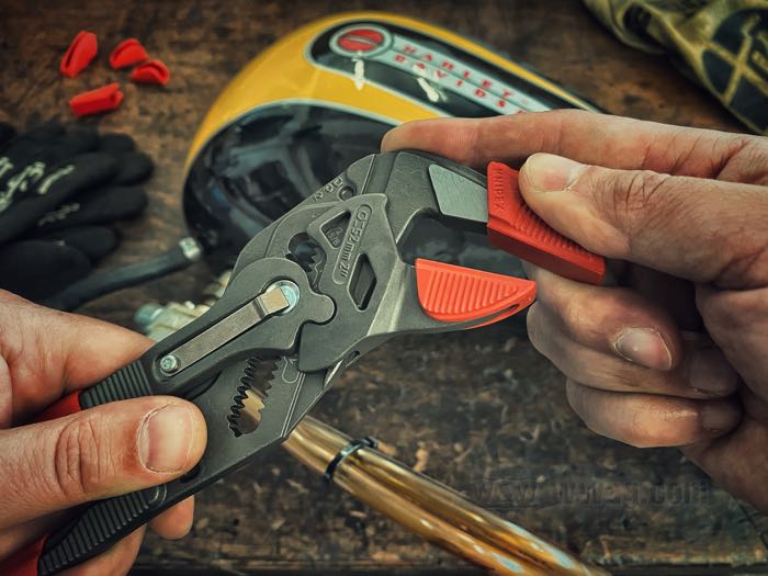 Protective jaws by KNIPEX; for Knipex pliers wrenches 180 mm ; plastic, red; 6 pieces; Germany; gross weight: 33 g