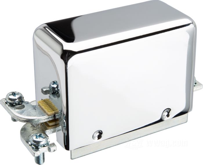 Diodo anti-corrente inverso »Delco Remy«; atto per tutti bicilindrici 1938-1957; con generatori 32E; acciaio, tre poli, con coperchio cromato; lunghezza x larghezza: 9 x 5 cm; 6 V; rimpiazza OEM HD 4785-38 e 74750-38; peso lordo: 120 g