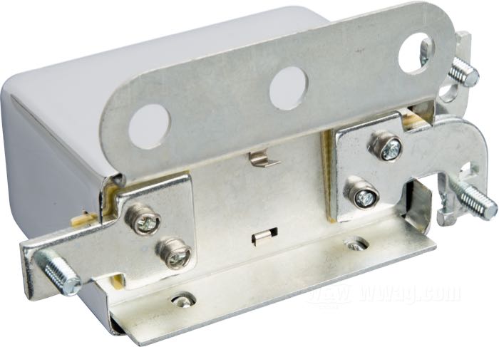 Diodo anti-corrente inverso »Delco Remy«; atto per tutti bicilindrici 1938-1957; con generatori 32E; acciaio, tre poli, con coperchio cromato; lunghezza x larghezza: 9 x 5 cm; 6 V; rimpiazza OEM HD 4785-38 e 74750-38; peso lordo: 120 g