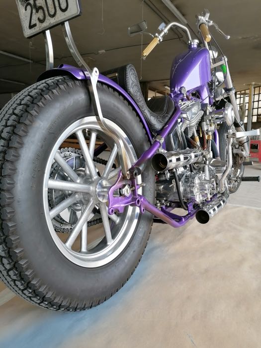 Ruota posteriore »MAG-12« di Cannonball; atto per Big Twin con freno a tamburo idraulico 1958-1962 dietro; alluminio fuso, burattato; mozzo posteriore tipo 1958-62 adattato per freno a tamburo idraulico; 3x16 ”; perno ruota adatto Ø: 17 mm; valvola di metallo centrale; certificato, omologato JWL (JASO); Germania; peso lordo: 7.09 kg