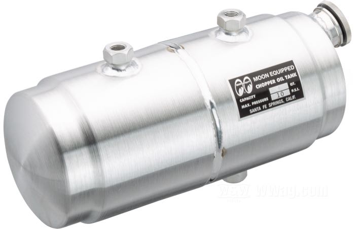 Oil tank »Barrel« by Mooneyes; aluminum; length: 31 cm; Ø 14.5 cm; volume: 3.8 l; with mounting hardware and tank cap; gross weight: 1.2 kg