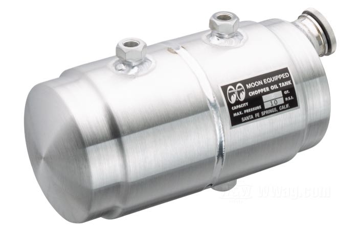Serbatoio olio »Chopper« di Mooneyes; alluminio; lunghezza: 25 cm; Ø 13 cm; volume: 2.9 l; filettatura: 1/4”-18 NPT; con tappo a vite zigrinato; peso lordo: 1.1 kg