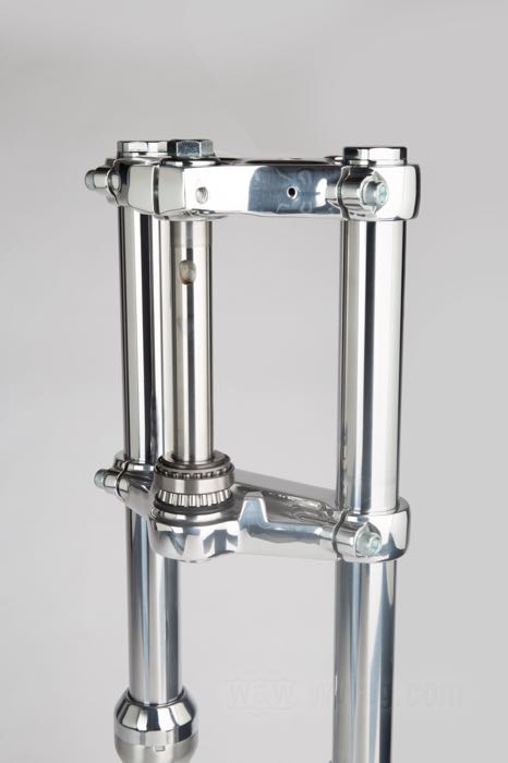 Hydraulic fork »Narrow« by W&W Cycles; fits Knucklehead 1936, Big Twin 1937-1986; aluminum / steel; Ø fork tubes: 39 mm; measures according to drawing:  L: 575 mm, W: 180 mm; width cente to center: 180 mm; gross weight: 16.66 kg