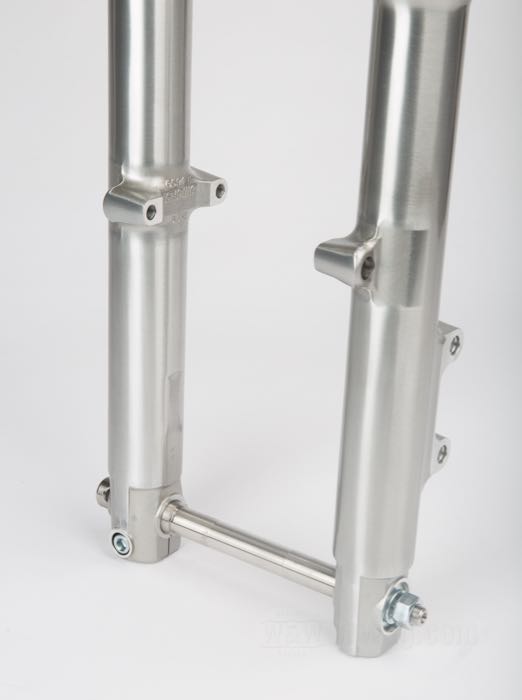 Hydraulic fork »Narrow« by W&W Cycles; fits Knucklehead 1936, Big Twin 1937-1986; aluminum / steel; Ø fork tubes: 39 mm; measures according to drawing:  L: 575 mm, W: 180 mm; width cente to center: 180 mm; gross weight: 16.66 kg