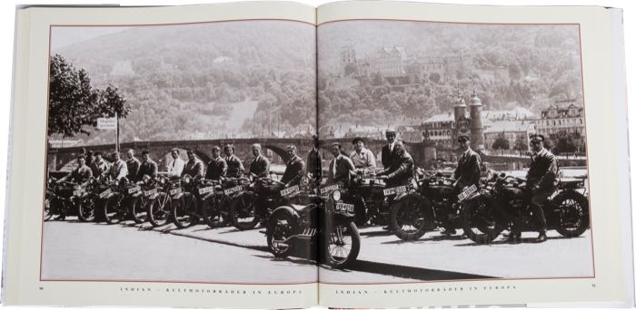 Libro »Indian Motorcycles - Cult Motorcycles in Europe«; carta; larghezza x altezza: 25.5 x 25.5 cm; di Egbert Eschenbacher; copertina rigida; a colori + bianco e nero; 176 pagine; tedesco; ISBN: 9783868526158; peso lordo: 1.16 kg
