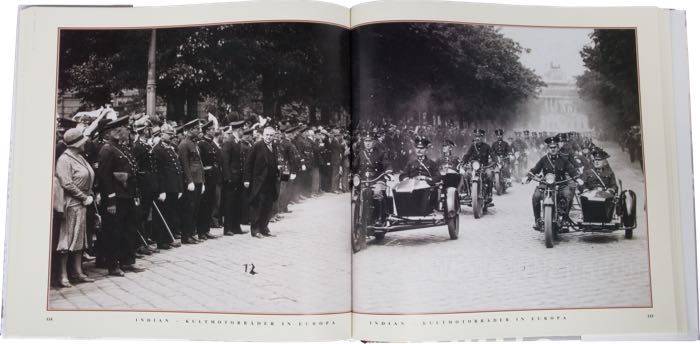 Libro »Indian Motorcycles - Cult Motorcycles in Europe«; carta; larghezza x altezza: 25.5 x 25.5 cm; di Egbert Eschenbacher; copertina rigida; a colori + bianco e nero; 176 pagine; tedesco; ISBN: 9783868526158; peso lordo: 1.16 kg