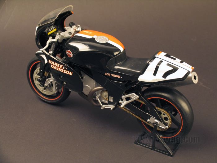 Modell »VR 1000 Superbike«; Metall / Kunststoff, orange / schwarz / weiß; 1:9; ersetzt OEM HD 98209-95V; Bruttogewicht: 740 g