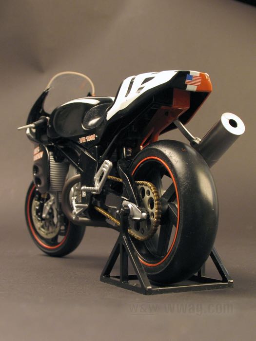 Modell »VR 1000 Superbike«; Metall / Kunststoff, orange / schwarz / weiß; 1:9; ersetzt OEM HD 98209-95V; Bruttogewicht: 740 g