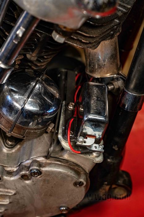Patte de fixation »Timer Lock« de Bates; adaptable à Knucklehead et Panhead 1947-1957; acier, parkerisé; Allemagne; poids brut: 110 g