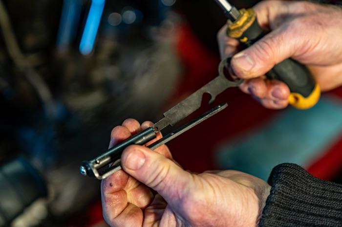 Patte de fixation »Timer Lock« de Bates; adaptable à Knucklehead et Panhead 1947-1957; acier, parkerisé; Allemagne; poids brut: 110 g