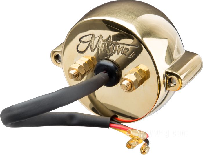 Rücklicht »Eldorado« von Motone; Aluminiumguss, Messing, poliert; Tiefe: 35 mm; Ø 62 mm; Glühlampen-Typ: LED; Gewinde: #10-32; 12 V; mit LED Leuchtmittel; mit Bremslicht; mit Alu-Gehäuse; mit Kennzeichenbeleuchtung; Montagefläche: plan; mit vier Muttern; E4 geprüft; Bruttogewicht: 300 g