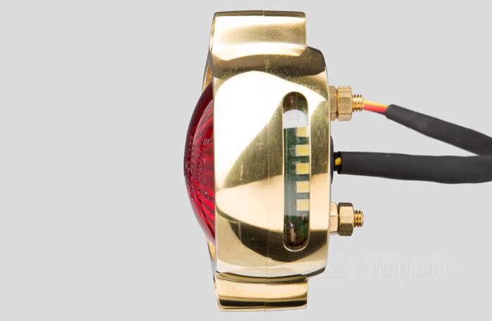 Rücklicht »Eldorado« von Motone; Aluminiumguss, Messing, poliert; Tiefe: 35 mm; Ø 62 mm; Glühlampen-Typ: LED; Gewinde: #10-32; 12 V; mit LED Leuchtmittel; mit Bremslicht; mit Alu-Gehäuse; mit Kennzeichenbeleuchtung; Montagefläche: plan; mit vier Muttern; E4 geprüft; Bruttogewicht: 300 g