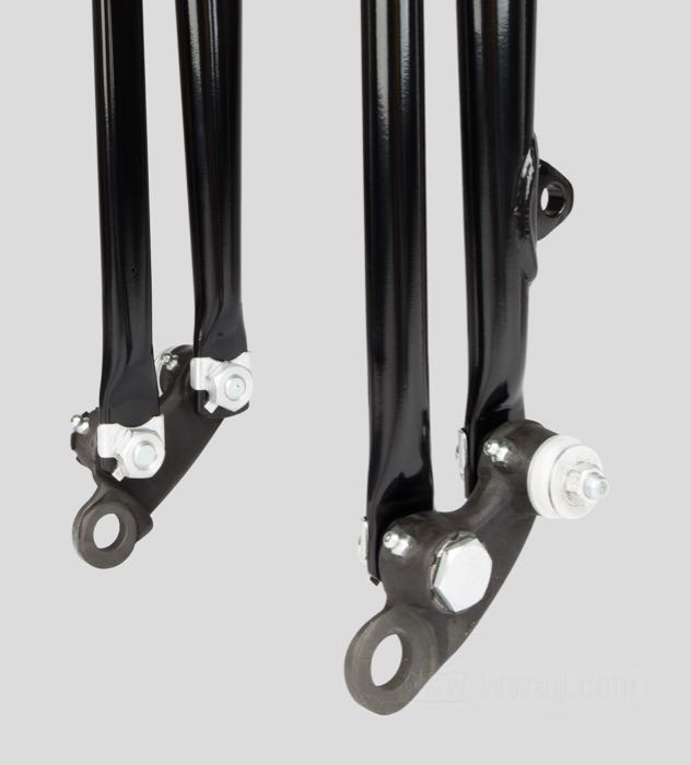 Forcella Springer »Classic +3° Offset« di Samwel Supplies; atto per Big Twins; filettatura interna di testa sterzo: 3/4”-14 UNS; acciaio, nero, rivestito a polvere, con molle cromate; lunghezza: 79 cm; rake G: 3 °; sovra-/sottomisura: +12 ”; con documentazione del materiale; Europa; peso lordo: 19 kg