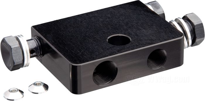 Pezzo distributore »ABS« di Rick’s; per Condotto di freno; atto per modelli con ABS / Dyna 2012→; alluminio billet, nero, anodizzato; L x L x A: 57 x 43.5 x 14.5 mm; filetto raccordo: M10 x 1.0; con 2 viti cava, 1 tappo; Germania; peso lordo: 124 g