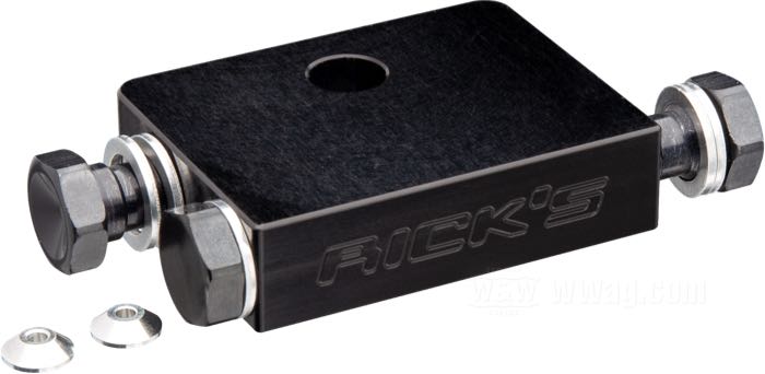 Pezzo distributore »ABS« di Rick’s; per Condotto di freno; atto per modelli con ABS / Dyna 2012→; alluminio billet, nero, anodizzato; L x L x A: 57 x 43.5 x 14.5 mm; filetto raccordo: M10 x 1.0; con 2 viti cava, 1 tappo; Germania; peso lordo: 124 g