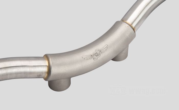 Manillar »Wave« de DBBP; acero inoxidable / acero inox fundido, satinado, distancia torretas 3-1/2” (= 89 mm); Ø 1”; rosca: 1/2”-20; colocación del mazo de cables: sin acanaladuras; espesor de pared: 2 mm; Países Bajos; peso bruto: 1.72 kg