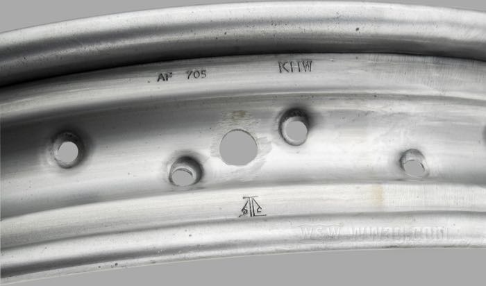 Felge »Classic«; passend für 45 cui./750 cc Twins 1930-1952; Stahl; Profil: Halbtiefbett; Felgenfinish: blank; 2.15x18 ”; Anzahl Speichenbohrungen: 40; Innen-Ø: 433 mm; für 750er vordere Bremstrommel-Halbnabe; ersetzt OEM HD 43002-30; Bruttogewicht: 2.96 kg