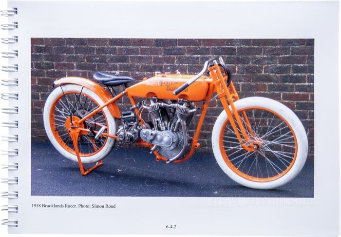 Libro »Harley-Davidson 1915-1929 Pocket Valve Big Twins - Identification and Restoration Guide«; papel, Primera edición; ancho x alto: 29.5 x 21 cm; de Steve Slocombe; encuadernación en espiral; color; 220 páginas; inglés; ISBN: 9780952750574; Gran Bretaña; peso bruto: 800 g