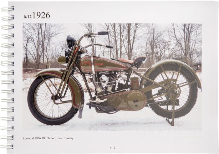 Libro »Harley-Davidson 1915-1929 Pocket Valve Big Twins - Identification and Restoration Guide«; papel, Primera edición; ancho x alto: 29.5 x 21 cm; de Steve Slocombe; encuadernación en espiral; color; 220 páginas; inglés; ISBN: 9780952750574; Gran Bretaña; peso bruto: 800 g