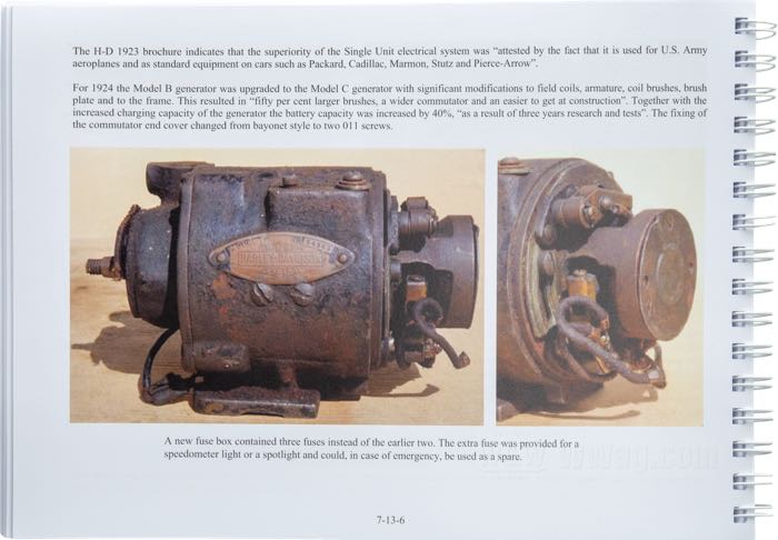 Libro »Harley-Davidson 1915-1929 Pocket Valve Big Twins - Identification and Restoration Guide«; papel, Primera edición; ancho x alto: 29.5 x 21 cm; de Steve Slocombe; encuadernación en espiral; color; 220 páginas; inglés; ISBN: 9780952750574; Gran Bretaña; peso bruto: 800 g
