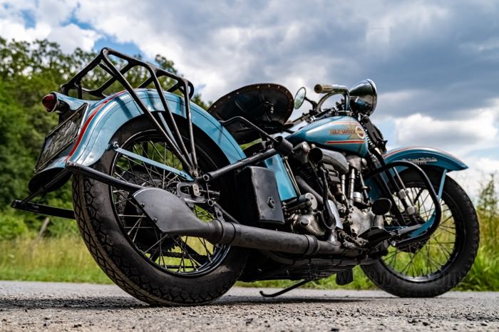 Hinterradschutzblech von The Cyclery; passend für OHV 1936, Big Twins 1937-1938; Stahl, blank, mit schmalen (5/8”) Streben, Schmetterlings-Verstärkung und Air-flo Rücklichtabdeckung; mit Seitenplatte; ersetzt OEM HD 3711-36 und 59637-36; Europa; Bruttogewicht: 5.72 kg