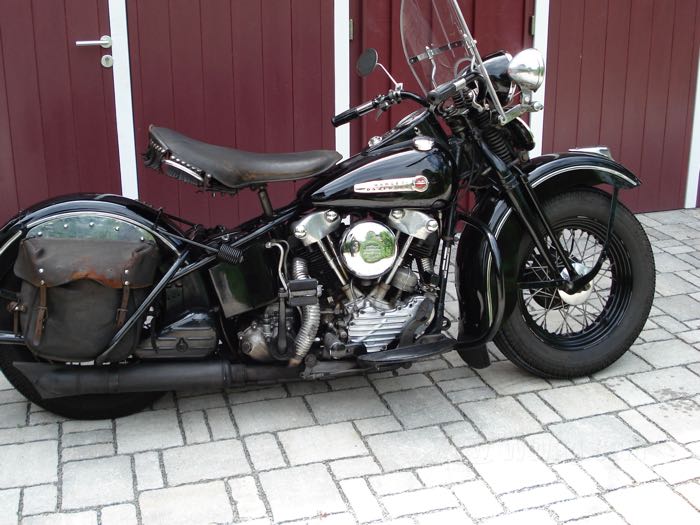 Muffler »Rocket Fin« by The GasBox; fits Knucklehead/Flathead BT/Panhead 1941-1949; steel, bare, with botton seam; length: 69 cm; header Ø: 1-3/4”; muffler Ø: 3-1/4 ”; replaces OEM HD 1034-41; USA; gross weight: 1.85 kg