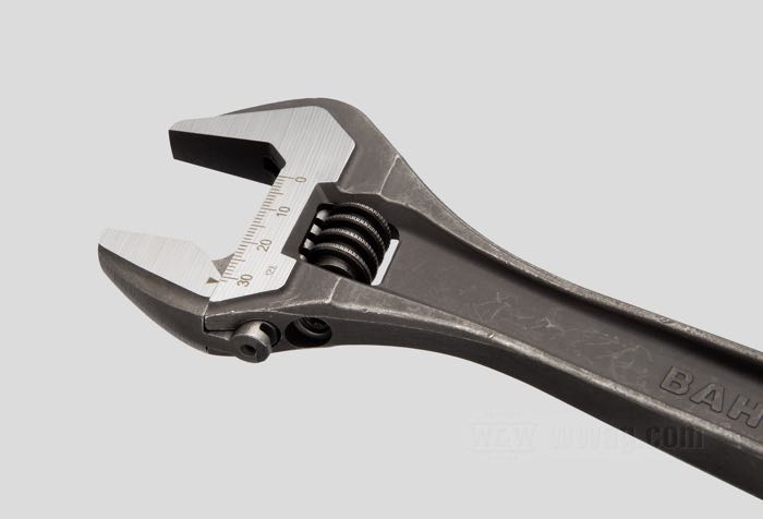 Adjustable open end wrench by Bahco; steel, parkerized; length: 250 mm; net weight: 420 g; size: 0 - 31 mm; wrench size: 0 - 1-1/4