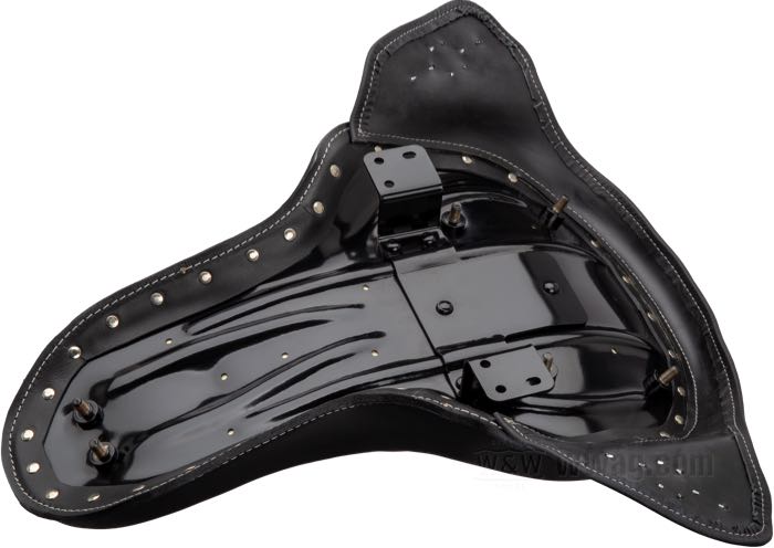 Doppelsitz Buddy Seat von Samwel Supplies; passend für Panhead 1954-1959; Rindleder, schwarz; Länge x Breite: 570 x 390 mm; Abstand Federn bzw. Montagebolzen: 195 mm; Bruttogewicht: 5.62 kg