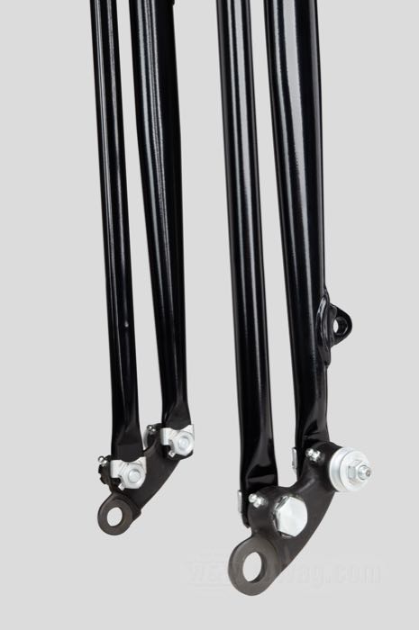 Forcella Springer »Classic +3° Offset« di Samwel Supplies; atto per Big Twins; filettatura interna di testa sterzo: 3/4”-14 UNS; acciaio, nero, rivestito a polvere, con molle cromate; lunghezza: 69 cm; rake G: 3 °; sovra-/sottomisura: +8 ”; con documentazione del materiale; Europa; peso lordo: 17 kg