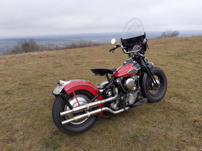 Parabrezza di National Cycle; atto per tutti modelli con forcella I-Beam o Classic Springer 1930-1957; Lexan / acciaio, chiaro, con paraspigoli, lastre inferiori nere; misure in cm secondo disegno: 43.5 x 55 x 13 (A x B x C); con morsetti da fissare; con omologazione nazionale tedesco; U.S.A.; peso lordo: 3.23 kg