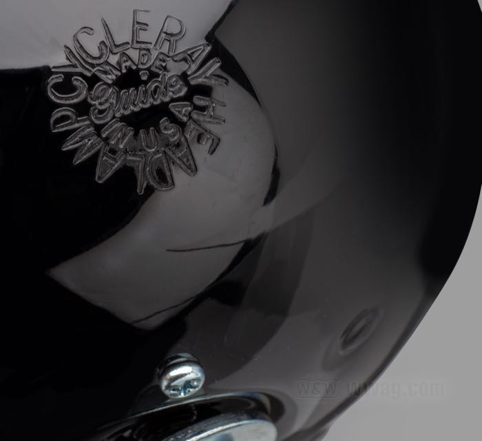 Scheinwerfer komplett; passend für Modelle 1935-1957 mit Springer-Gabel; Stahl, schwarz, lackiert, mit Cycle-Ray Stempelung im Gehäuse und Cycle-Ray Schriftzug und Nummer auf dem Glas; Länge: 135 mm; Ø 178 mm; für Scheinwerfereinsatz (Ø): 6-1/2”; Glühlampen-Typ: Spezial 2-Faden; 6 V; 35/35 W; Sockel: P30D/2517; Prefokus; mit 6 V Glühlampe; mit Lampeneinsatz; ohne Positionslichtfunktion; ersetzt OEM HD 67702-35; Bruttogewicht: 1.27 kg