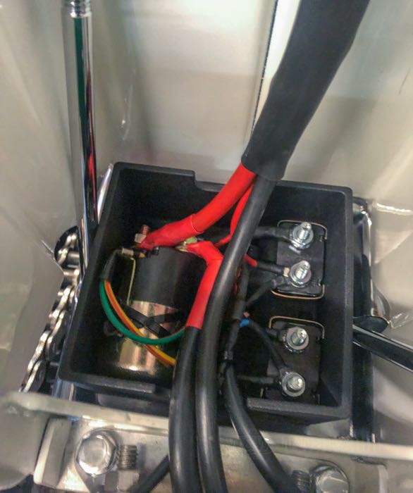 Scatola batteria »LION« di Cannonball; per serbatoio olio OEM Style Horseshoe; atto per big twin OHV 1936-1964, big twin SV 1937-1948; ABS, nero; L x A x P: 115 x 210 x 108 mm; peso lordo: 966 g