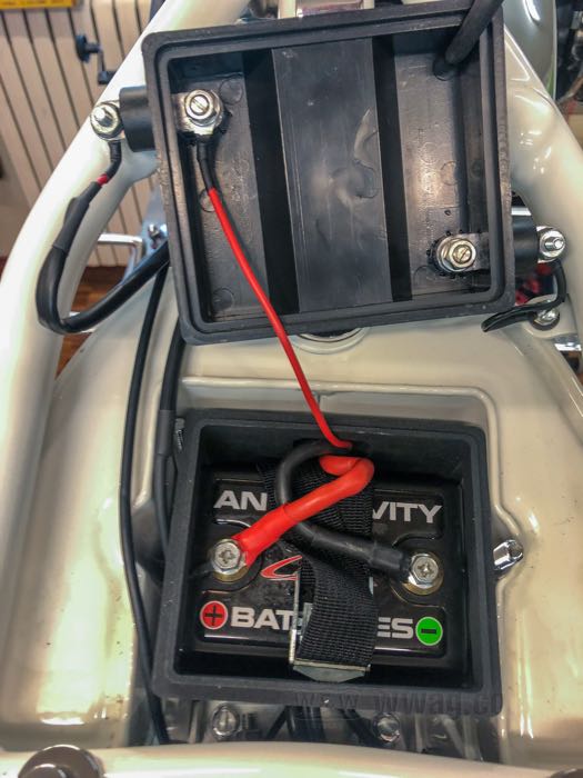 Scatola batteria »LION« di Cannonball; per serbatoio olio OEM Style Horseshoe; atto per big twin OHV 1936-1964, big twin SV 1937-1948; ABS, nero; L x A x P: 115 x 210 x 108 mm; peso lordo: 966 g