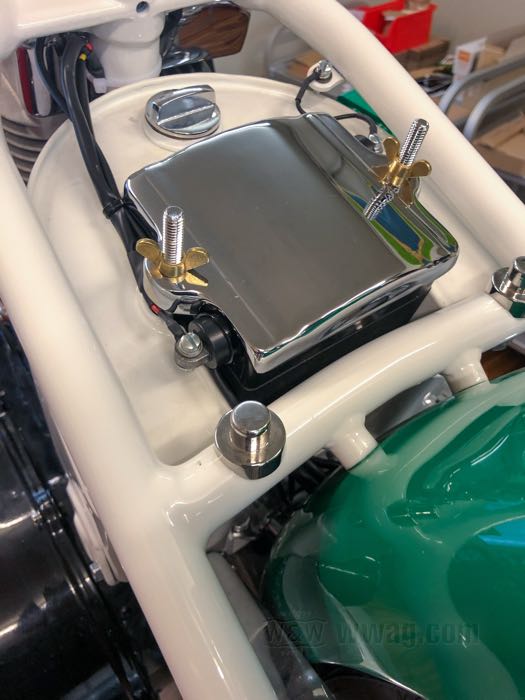 Scatola batteria »LION« di Cannonball; per serbatoio olio OEM Style Horseshoe; atto per big twin OHV 1936-1964, big twin SV 1937-1948; ABS, nero; L x A x P: 115 x 210 x 108 mm; peso lordo: 966 g