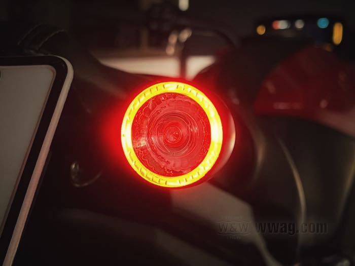 Intermitente »Bullet 1000 DF« de Kellermann; con función luz trasera y luz de freno; aluminio / vidrio acrílico, negro; fondo: 50 mm; Ø 39 mm; tipo de bombilla: LED; rosca: M8; 12 V; 1.5/1.5 W; posición: trasero; homologado E13; Alemania; peso bruto: 183 g