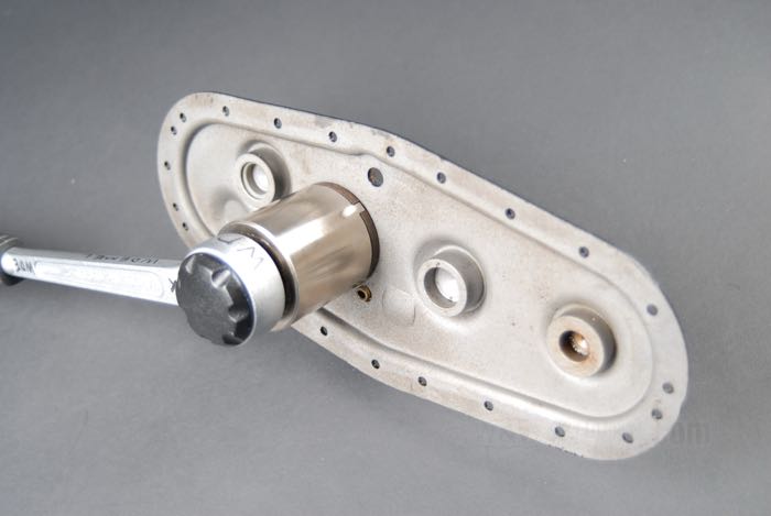 Socket by The Cyclery; for oil pump ring nut; fits late 1922-1929 IOE models, 1926-1934 Singles; steel; Germany; gross weight: 380 g