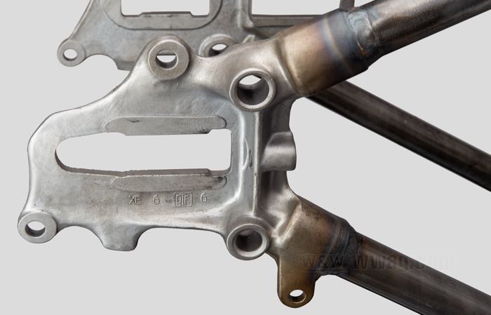 Telaio rigido »Straightleg Bullneck« di VG Classic Frames & Parts; atto per Knucklehead/Big Twin Flathead 1946; acciaio / ghisa sferoidale, naturale; peso netto: 26 kg; rake: 30 °; rimpiazza OEM HD 47000-40A; Paesi Bassi; peso lordo: 37 kg