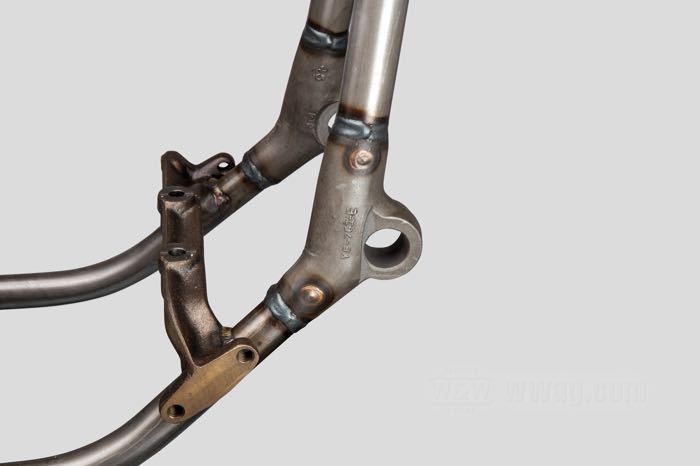 Telaio rigido »Straightleg Bullneck« di VG Classic Frames & Parts; atto per Knucklehead/Big Twin Flathead 1946; acciaio / ghisa sferoidale, naturale; peso netto: 26 kg; rake: 30 °; rimpiazza OEM HD 47000-40A; Paesi Bassi; peso lordo: 37 kg