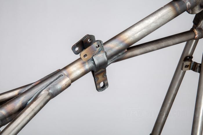 Telaio rigido »Straightleg Bullneck« di VG Classic Frames & Parts; atto per Knucklehead/Big Twin Flathead 1946; acciaio / ghisa sferoidale, naturale; peso netto: 26 kg; rake: 30 °; rimpiazza OEM HD 47000-40A; Paesi Bassi; peso lordo: 37 kg