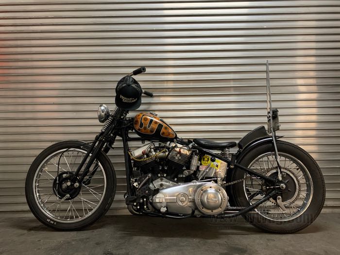 Jiffy stand leg »Police« by The Cyclery; fits Big Twin 4-speed 1936-1984, Softail → 1988; steel, parkerized, standard length; Length according to drawing: 27 cm; replaces OEM HD 50061-52; Germany; gross weight: 1.1 kg